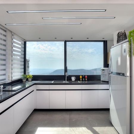 Open Skys Villa Сафед Екстериор снимка