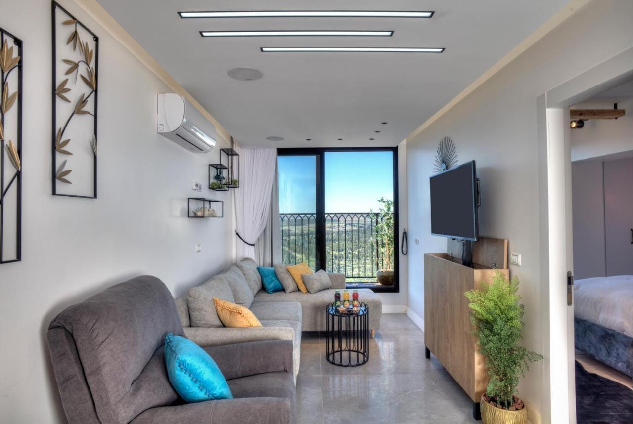 Open Skys Villa Сафед Екстериор снимка