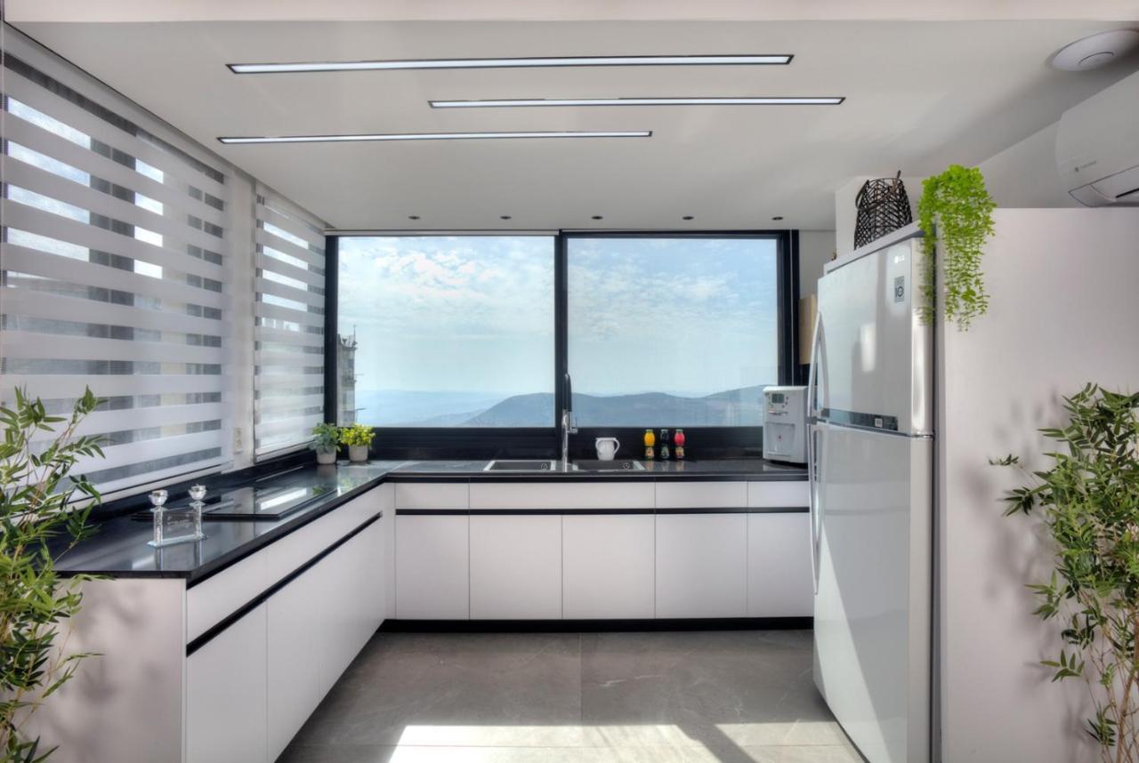 Open Skys Villa Сафед Екстериор снимка