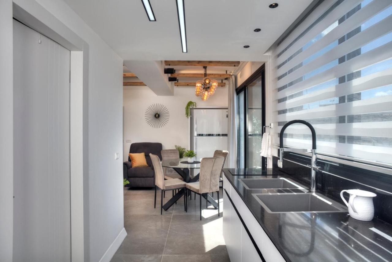 Open Skys Villa Сафед Екстериор снимка